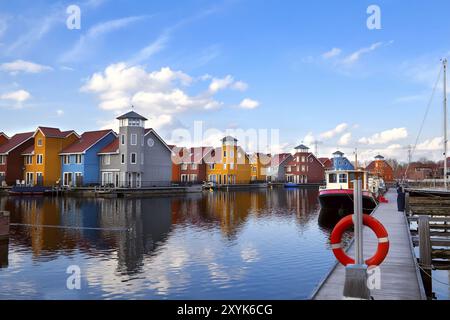 Bouée de sauvetage rouge sur le quai de Reitdiephaven, Groningen, pays-Bas Banque D'Images