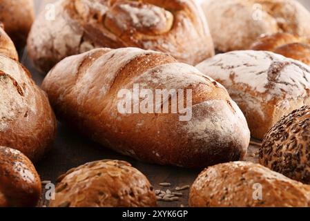 La composition avec variété de produits de boulangerie sur table en bois Banque D'Images