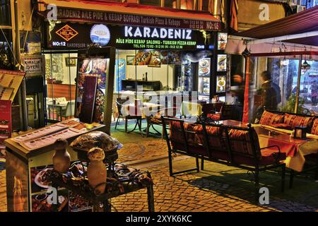 ISTANBUL, TURQUIE, APR 24, 2017 : les restaurants sont une grande attraction touristique et une partie importante de la vie nocturne dans le quartier de Sultan Ahmed Mo Banque D'Images