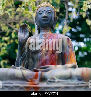 statue de bouddha, dans le jardin du temple bouddhiste Banque D'Images