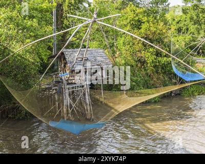 Piège à pêche de style thaïlandais à Pak Pra, Phatthalung, Thaïlande, Asie Banque D'Images