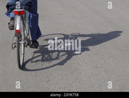 Cycliste sur la digue près d'Emden, cycliste sur la digue Banque D'Images