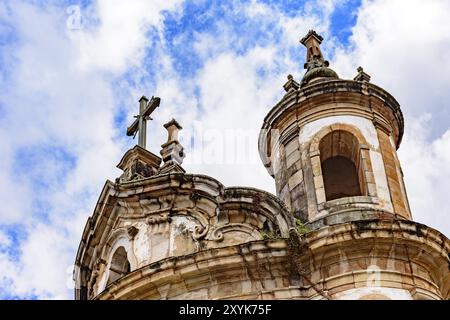 Tour de l'Église vieille-catholique, ornements et crucifix du 18e siècle situé dans le centre de la célèbre ville historique d'Ouro Preto Minas en G Banque D'Images