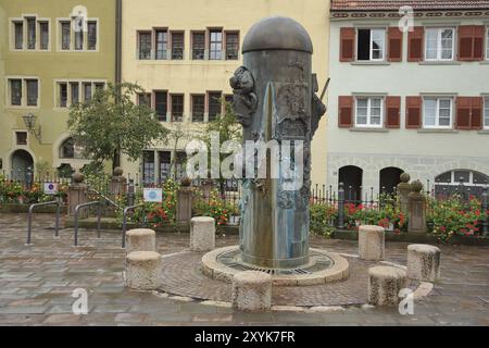 Sculpture Martinssaeule de Juergen Goertz 1984, colonne, fontaine, figures, place du marché, Engen, Hegau, Bade-Wuertemberg, Allemagne, Europe Banque D'Images