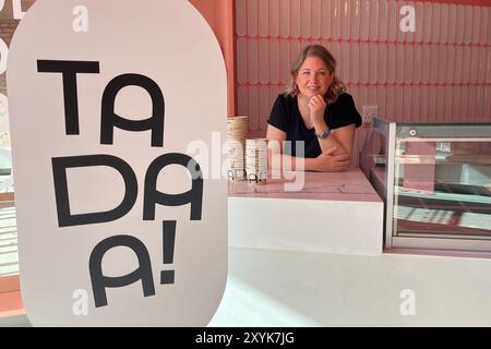 Kapstadt, Afrique du Sud. 20 août 2024. Lena Sönnichsen (45) de Hambourg a ouvert un glacier tendance appelé Tadaa! Dans la métropole touristique sud-africaine du Cap, où des dizaines de milliers d’Allemands partent en vacances chaque année. Crédit : Kristin Palitza/dpa/Alamy Live News Banque D'Images