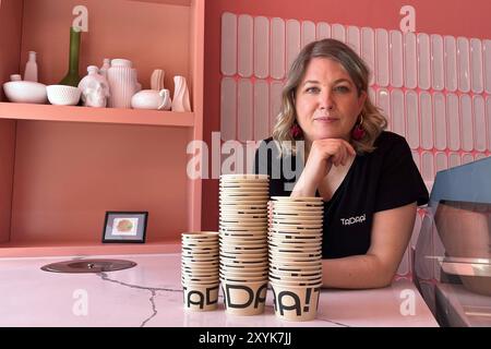 Kapstadt, Afrique du Sud. 20 août 2024. Lena Sönnichsen (45) de Hambourg a ouvert un glacier tendance appelé Tadaa! Dans la métropole touristique sud-africaine du Cap, où des dizaines de milliers d’Allemands partent en vacances chaque année. Crédit : Kristin Palitza/dpa/Alamy Live News Banque D'Images