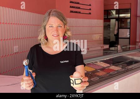 Kapstadt, Afrique du Sud. 20 août 2024. Lena Sönnichsen (45) de Hambourg a ouvert un glacier tendance appelé Tadaa! Dans la métropole touristique sud-africaine du Cap, où des dizaines de milliers d’Allemands partent en vacances chaque année. Crédit : Kristin Palitza/dpa/Alamy Live News Banque D'Images