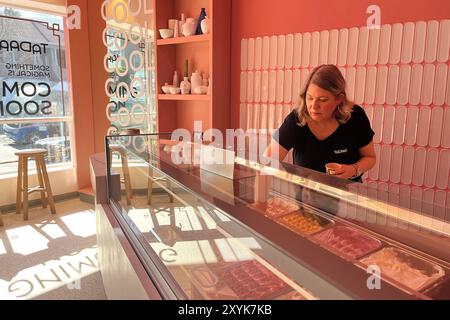 Kapstadt, Afrique du Sud. 20 août 2024. Lena Sönnichsen (45) de Hambourg a ouvert un glacier tendance appelé Tadaa! Dans la métropole touristique sud-africaine du Cap, où des dizaines de milliers d’Allemands partent en vacances chaque année. Crédit : Kristin Palitza/dpa/Alamy Live News Banque D'Images