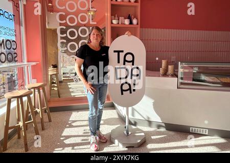 Kapstadt, Afrique du Sud. 20 août 2024. Lena Sönnichsen (45) de Hambourg a ouvert un glacier tendance appelé Tadaa! Dans la métropole touristique sud-africaine du Cap, où des dizaines de milliers d’Allemands partent en vacances chaque année. Crédit : Kristin Palitza/dpa/Alamy Live News Banque D'Images