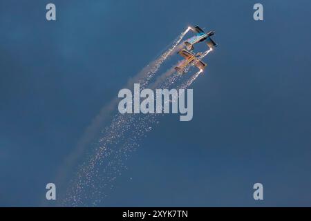 Bournemouth, Dorset, Royaume-Uni. 29 août 2024. Le Bournemouth Air Festival commence, le premier jour de l'événement gratuit de trois jours. L'événement a été réduit à 3 jours cette année en raison de pressions financières et d'incertitude quant à l'avenir de l'événement. Les foules affluent à l'événement lors d'une chaude soirée pour le crépuscule avec le rugissement du Typhon, Firebirds, Otto l'hélicoptère et l'équipe de parachutistes Red Devils. . Crédit : Carolyn Jenkins/Alamy Live News Banque D'Images