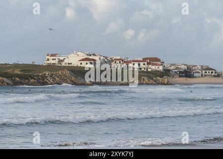 Baleal Island plage et belles maisons avec surfeurs sur l'océan atlantique à Peniche, Portugal, Europe Banque D'Images