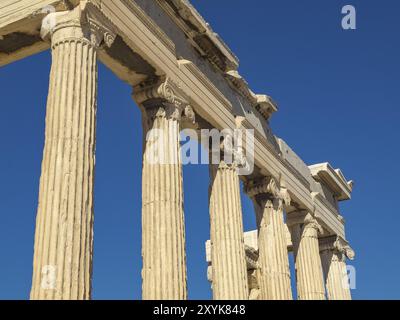 Gros plan des anciennes colonnes du temple sous un ciel bleu, athènes, grèce Banque D'Images