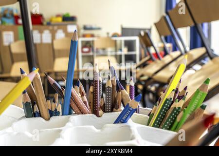 Salle de classe d'une quatrième année, après l'école, le bâtiment est plus ancien mais en bon état, crayons de couleur Banque D'Images