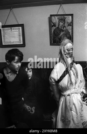 Killorglin 1970s rural Irlande. Deux jeunes garçons à l'effigie de la Sainte Brigit celtique, qui était une déesse païenne dans l'Irlande pré-chrétienne. Le 1er février est son jour des Saints. Killorglin, County Kerry, Eire, Irlande du Sud 2 février 1972 1970s Eire HOMER SYKES Banque D'Images