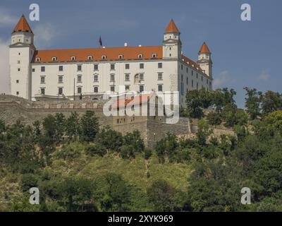 Château blanc avec pignons rouges et petites tours sur une colline avec un paysage verdoyant, Bratislava, Slovaquie, Europe Banque D'Images