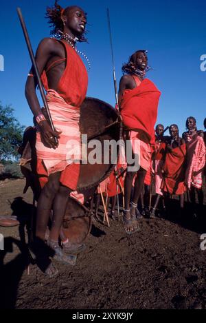 Guerriers Masai dansant, Kenya. Banque D'Images