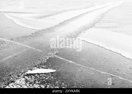 Lac couvert de glace, Norrbotten, Laponie, Suède, octobre 2015, Europe Banque D'Images