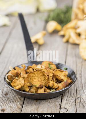 Portion d'un gros plan de Fresh Fried Chanterelles, mise au point sélective Banque D'Images