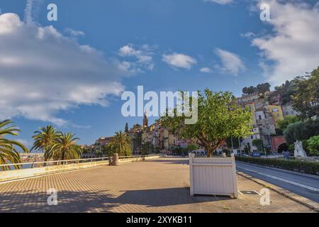 Menton France, horizon urbain et citronniers la signature de Menton Banque D'Images