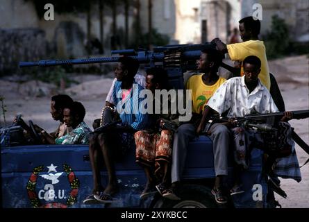 Un véhicule appelé un technique avec mitrailleuse montée à l'arrière et avec des gars armés de AK47 et RPG patrouille dans les rues de Banque D'Images