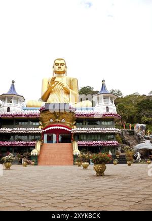 bouddha doré à dambulla, sri lanka Banque D'Images