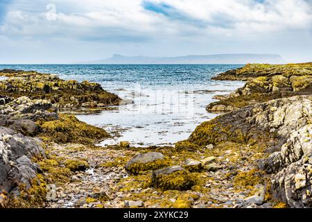 Rocheux, couvert d'algues marines Scottish Beach Inlet Banque D'Images