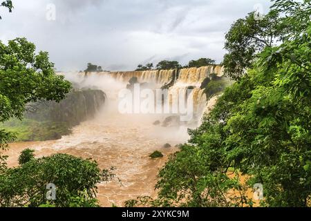 Iguazu boueux tombe à la frontière de l'Argentine et du Brésil en saison des pluies Banque D'Images