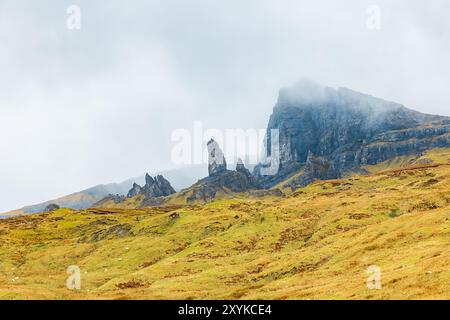 Vieil homme de Storr un jour nuageux Banque D'Images