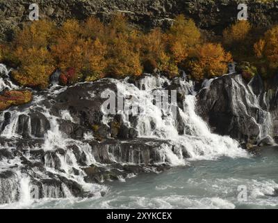 De Wikipedia : les Hraunfossar sont des cascades de la rivière Hvita près des villes de Husafell et Reykholt dans l'ouest de l'Islande. Sur une longueur de approx. Banque D'Images