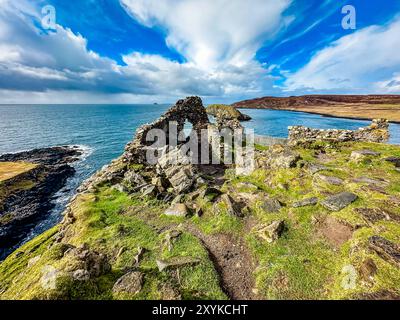 Ruines du château sur la côte de l'île de Skye Banque D'Images