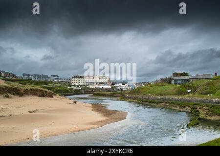 La rivière NEET Strat footing à la mer sur la côte de Bude en Cornouailles au Royaume-Uni. Banque D'Images