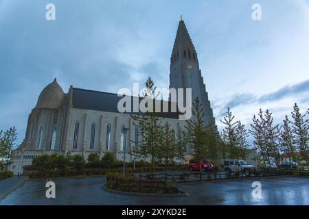 REYKJAVIK, ISLANDE, 06 JUILLET : vue nocturne de l'église Hallgrimskirkja, qui est une église paroissiale luthérienne et la plus grande d'Islande le 06 juillet 2013 à Re Banque D'Images