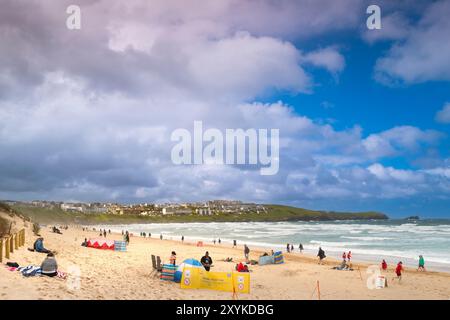 Vacanciers sur Fistral Beach à Newquay, en Cornouailles, au Royaume-Uni. Banque D'Images