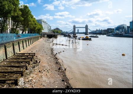 Marée basse sur la Tamise avec vue lointaine sur Tower Bridge, Londres Banque D'Images