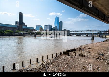 Marée basse sur la Tamise en été avec vue sur la Tate Modern, Blackfriars et Millennium Bridge, Angleterre Banque D'Images