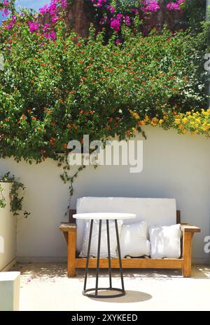 Jardin Cour avec de belles fleurs. Crète, Grèce, Europe Banque D'Images