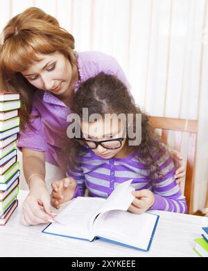 Petite fille avec et sa mère lisant le livre Banque D'Images