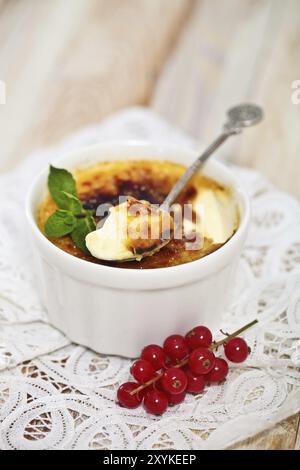 Crème brûlée crème brûlée, (crème brûlée) avec groseille et menthe Banque D'Images