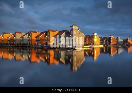 Beaux bâtiments colorés sur l'eau dans le soleil d'or, Reitdiephaven, Groningen, pays-Bas Banque D'Images