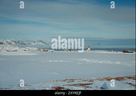 Église dans la neige, vue sur la montagne de l'océan à Hellnar, Islande Banque D'Images