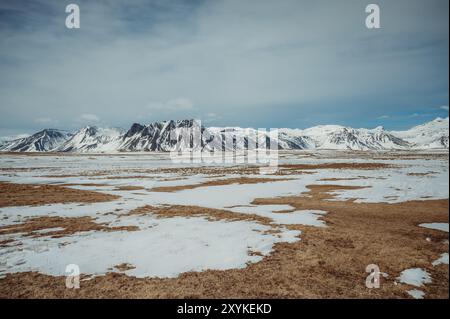 Montagnes enneigées avec gras brun à Ytri Tunga Banque D'Images