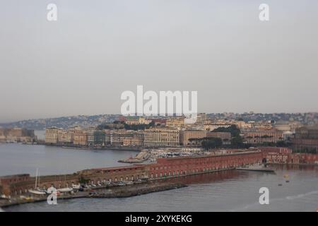 Porto Napoli front de mer avec bâtiments historiques et port de plaisance en Italie. Banque D'Images