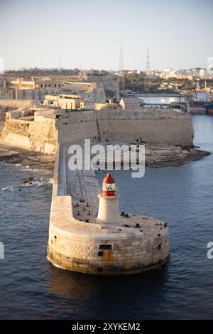 Un phare à l'aube à la Valette, Malte. Banque D'Images