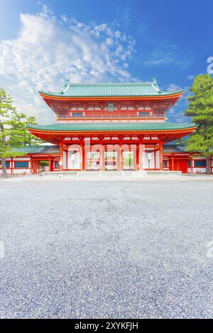 Vue avant centrée de la grande porte rouge de la Tour Ro-mon à l'entrée décorée chinowa-kuguri du sanctuaire Heian Jingu lors d'un jour de ciel bleu clair à Kentucky Banque D'Images