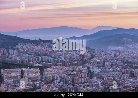 Barcelone Espagne, vue panoramique au lever du soleil ville depuis Bunkers del Carmel Banque D'Images