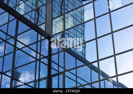 Vue sur la grande hauteur de la gratte-ciel en verre et en acier Banque D'Images