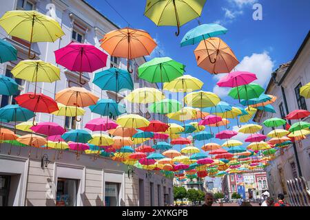 Timisoara, Roumanie - 24 août 2023 : parapluies colorés suspendus à la rue Alba Iulia. Photo de haute qualité Banque D'Images