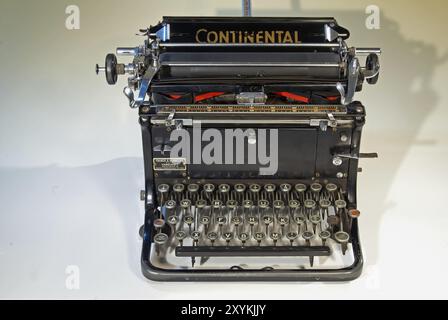 Ancienne machine à écrire mécanique, marque Continental, randonneur-Werke à Siegmar-Schoenau, avec silencieux, années 1930, Hambourg, Hambourg, République fédérale d'Allemagne Banque D'Images