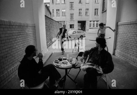 Allemagne, Berlin, 26 juin 1991, devant le Sophienclub, passage, Hackesche Hoefe (cour 4), café en plein air, Europe Banque D'Images