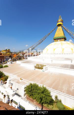 Vue en angle élevé de Boudhanath Stupa et des bâtiments environnants le jour du ciel bleu à Katmandou, Népal, Asie Banque D'Images